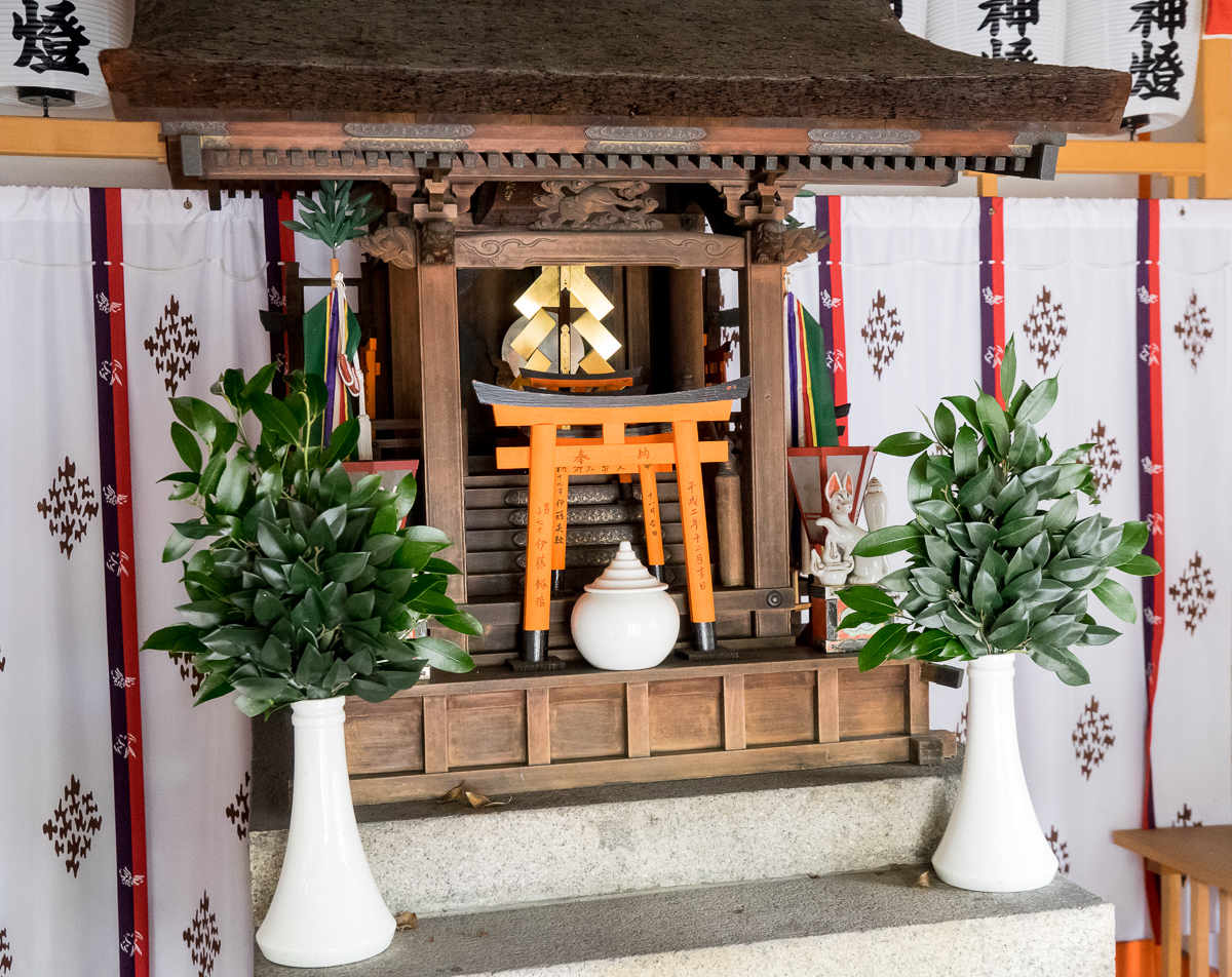 Altar. Sanjusangen-do Temple, Kyoto