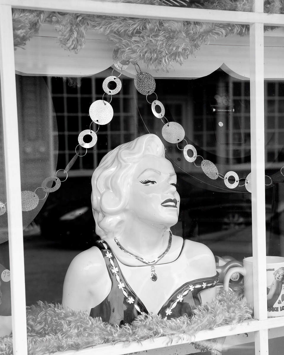 Marilyn Monroe in shop window