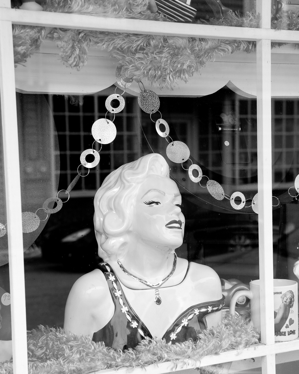 Marilyn Monroe in shop window